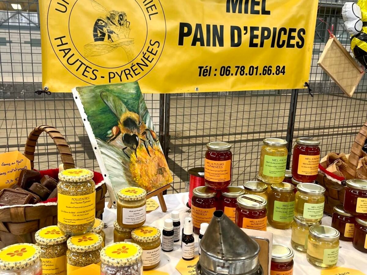 Stand de miel et de pain d'épices avec ses pots et sa banderole jaune
